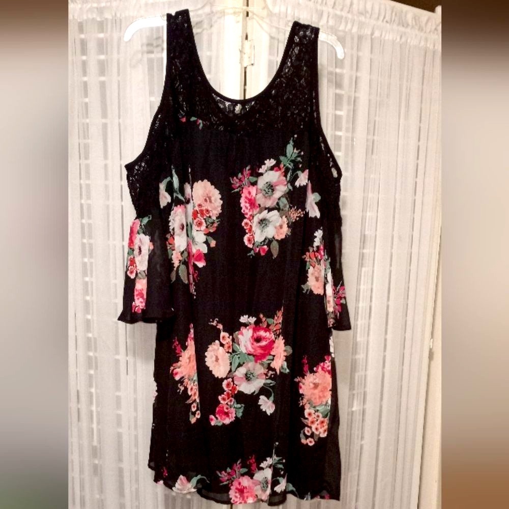 TRIXXI black lace floral cold shoulder woman’s size 1X.